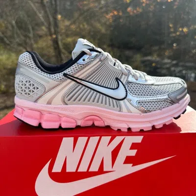 Pre-owned Nike Size 8.5 -  Zoom Vomero 5 Photon Dust Metallic Silver Pink Foam Hf1877-001