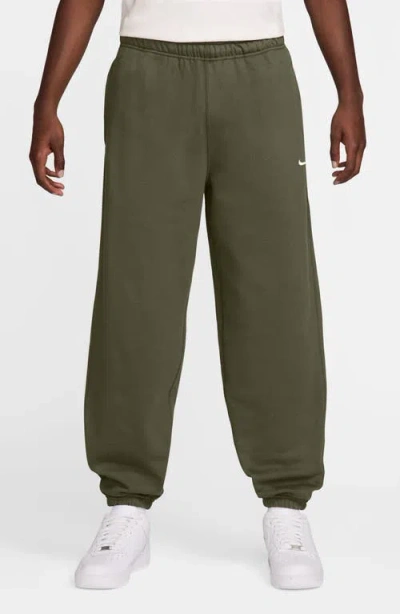 Nike Solo Swoosh Fleece Sweatpants In Green