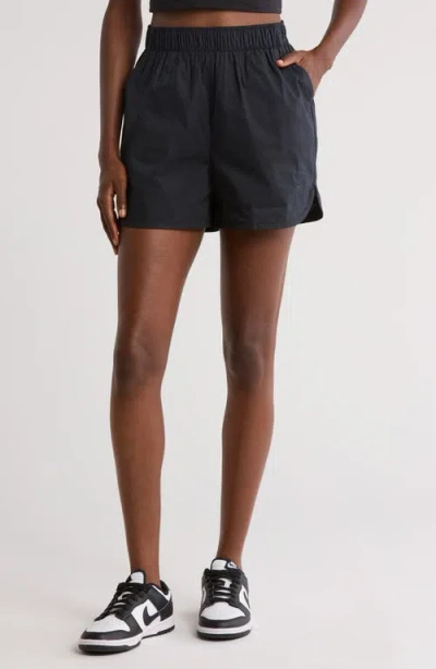 Nike Sportswear Chill Poplin Mid-rise 5-inch Shorts