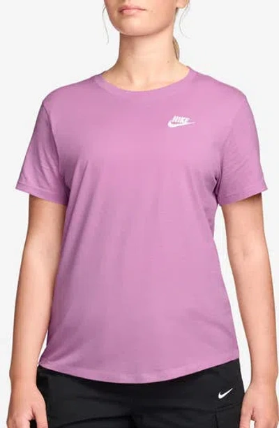 Nike Sportswear Club Essentials T-shirt In Pink