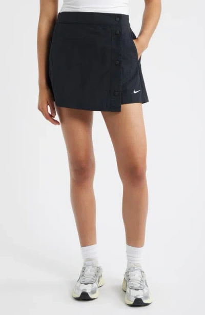 NIKE NIKE SPORTSWEAR ESSENTIAL WATER REPELLENT WOVEN SKORT