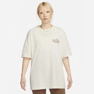 Nike Ss Os Tee Bear T100女式针织衫短袖t恤 In Neutral
