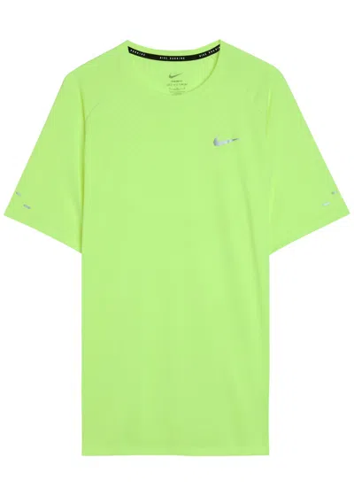 Nike Stride Dri-fit Adv Running T-shirt In Green
