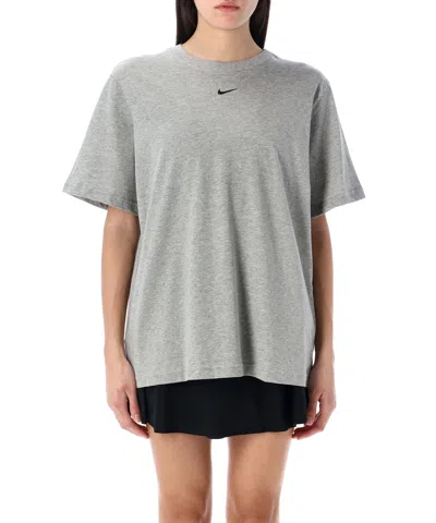 NIKE SWOOSH ESSENTIAL T-SHIRT