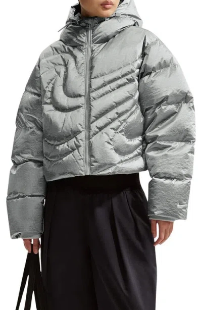 NIKE NIKE SWOOSH SERIES WATER RESISTANT THERMA-FIT OVERSIZE DOWN PUFFER JACKET