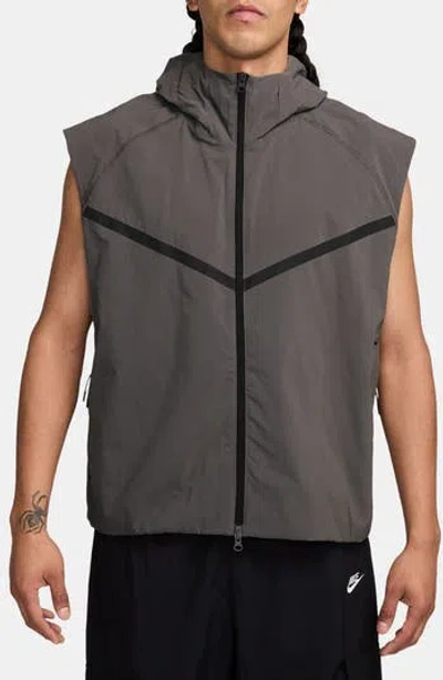 Nike Tech Ergonomic Vest In Gray