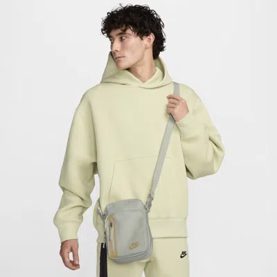 Nike Unisex Elemental Premium Crossbody Bag (4l) In Green