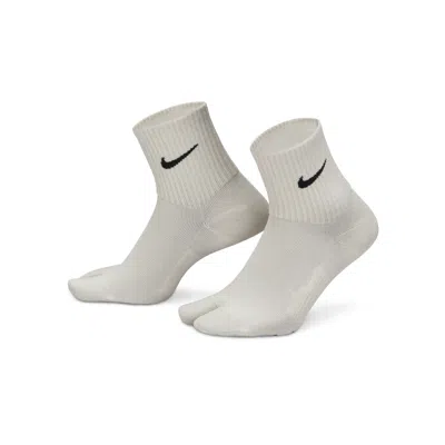 Nike Unisex Everyday Plus Lightweight Ankle Split-toe Socks In White