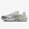Nike V2k Run 复古经典 轻盈透气 女子板鞋 In White