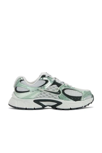 Nike V5 Rnr Reflective Accent Sneaker In Multi