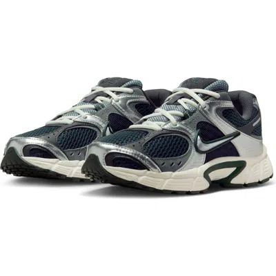 Nike V5 Rnr Sneaker In Black