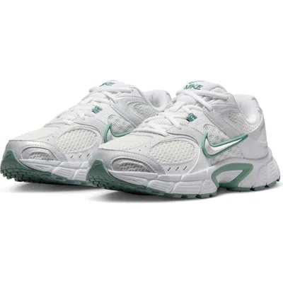 Nike V5 Rnr Sneaker In Multi