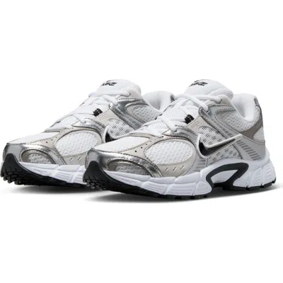 Nike V5 Rnr Sneaker In Multi