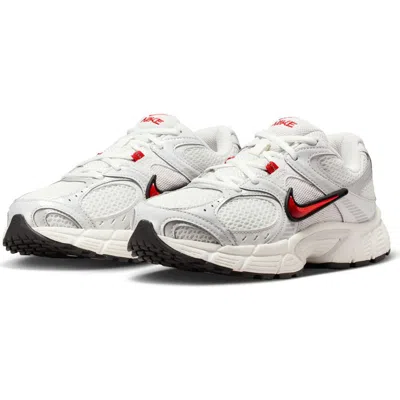 Nike V5 Rnr Sneaker In White