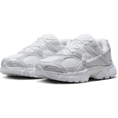 Nike V5 Rnr Sneaker In White/black/metallic Silver
