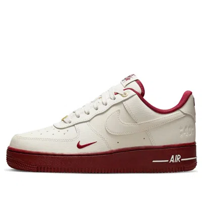 NIKE (WMNS) NIKE AIR FORCE 1 '07 SE '40TH ANNIVERSARY - SAIL TEAM RED'
