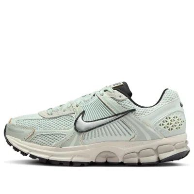 NIKE (WMNS) NIKE AIR ZOOM VOMERO 5 'LIGHT SILVER CHROME'