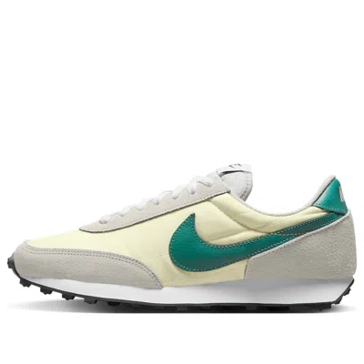 Nike (wmns)  Daybreak 'light Bone Bicoastal' In Green