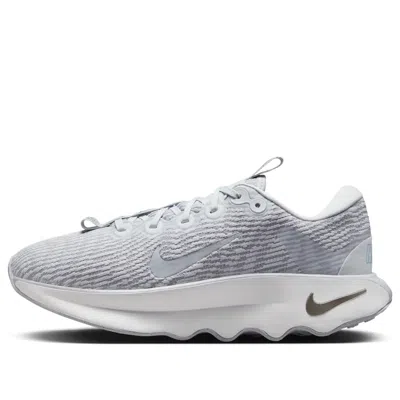 Nike (wmns)  Motiva 'photon Dust Light Smoke Grey Metallic Pewter'