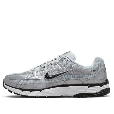 NIKE (WMNS) NIKE P-6000 METALLIC SILVER