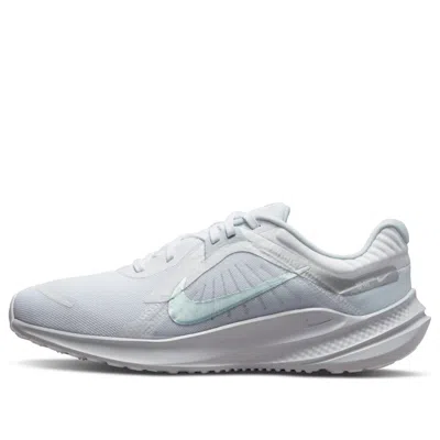 NIKE (WMNS) NIKE QUEST 5 'WHITE METALLIC SILVER'