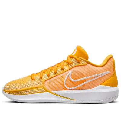 Nike (wmns)  Sabrina 1 Tb 'university Gold' In Orange
