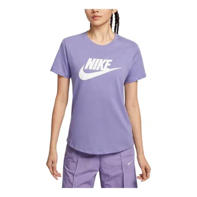 NIKE (WMNS) NIKE SPORTSWEAR ESSENTIALS GRAPHIC T-SHIRT ASIA SIZING 'PURPLE'
