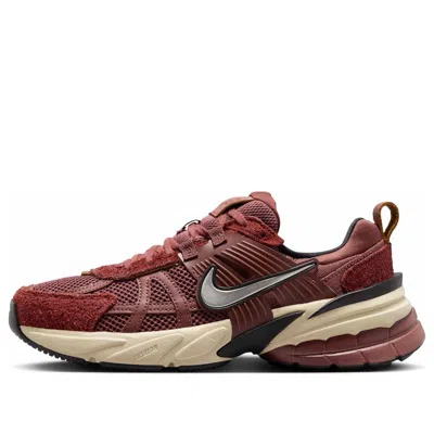 NIKE (WMNS) NIKE V2K RUN 'RED SEPIA DARK PONY'