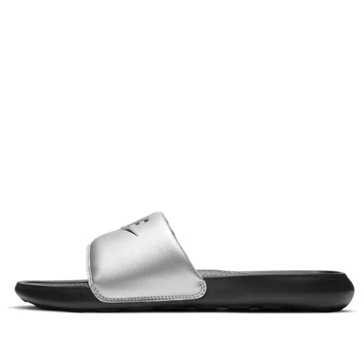 Nike (wmns)  Victori One Slide 'black Metallic Silver'