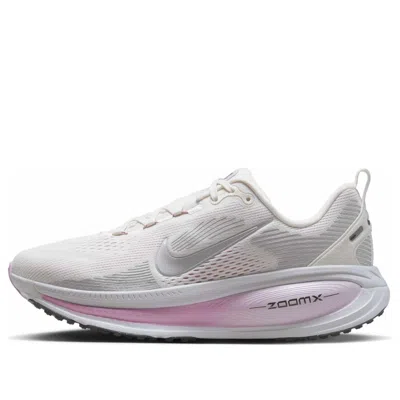 NIKE (WMNS) NIKE AIR ZOOM VOMERO 18 'SAIL DOLL BEYOND PINK METALLIC SILVER'