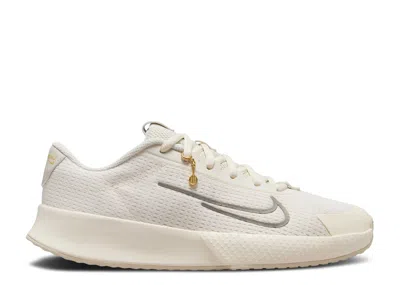 Nike Wmns Court Vapor Lite 2 Premium Hc 'gold Flair Pack' In White