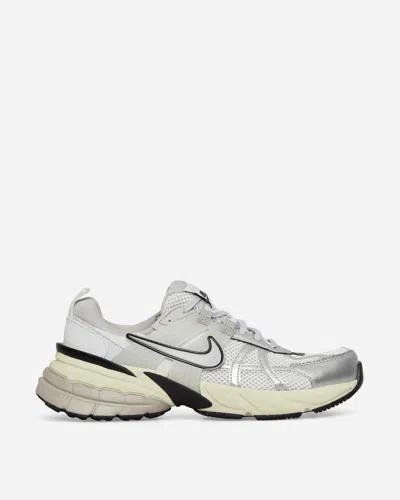 Nike Wmns V2k Run Sneakers Summit White / Metallic Silver In Pure Platinum/chrome-platinum Tint