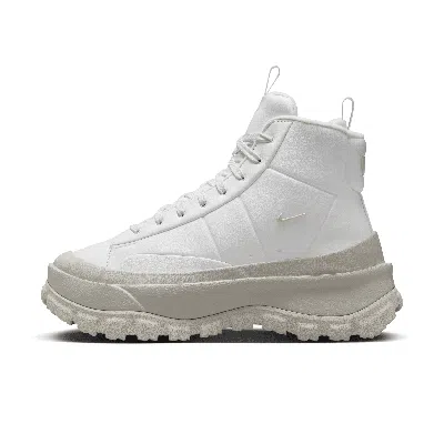 Nike Women's Blazer Roam Mid Winterized Shoes In Summit White/phantom/light Bone/university Gold 