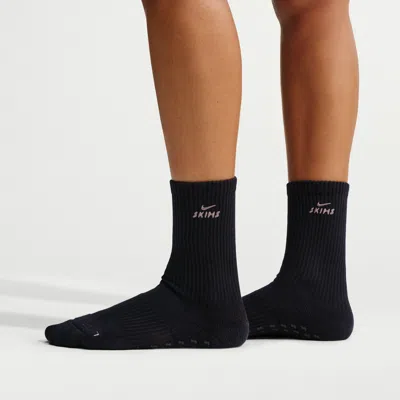Nike Women's Skims Dri-fit Pilates Grip Crew Socks (1 Pair) In Black