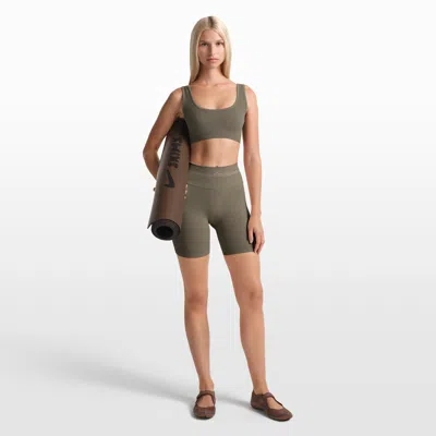 Nike Women's Skims Ribbed Seamless 5" Shorts In Green