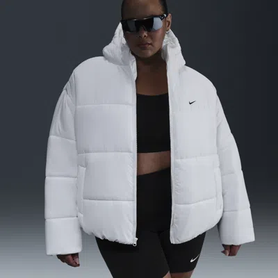 Nike Women's  Sportswear Classic Puffer Therma-fit Loose Hooded Jacket (plus Size) In White