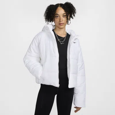 Nike Women's  Sportswear Classic Puffer Therma-fit Loose Hooded Jacket In White/black