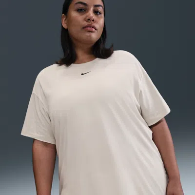 Nike Women's  Sportswear Essential T-shirt (plus Size)