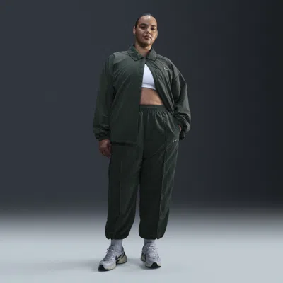 Nike Women's  Sportswear Everything Wovens Mid-rise Open-hem Pants (plus Size) In Green