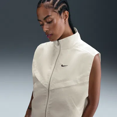 Nike Women's  Sportswear Windrunner Vest In White