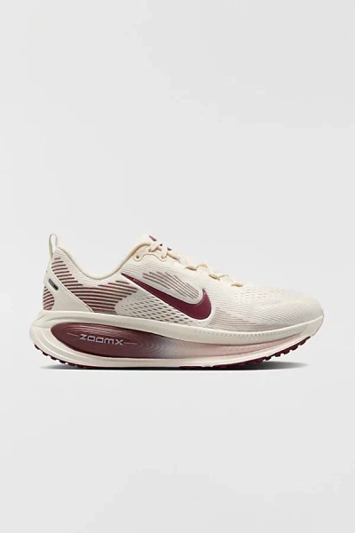 NIKE WOMEN'S VOMERO 18 SNEAKER IN PALE IVORY/DARK TEAM RED, WOMEN'S AT URBAN OUTFITTERS