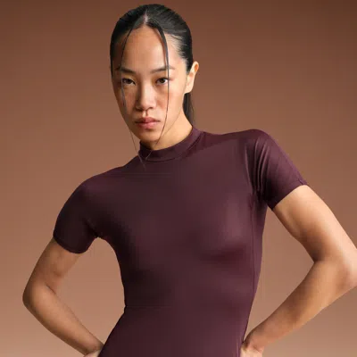 Nike Women'sskims Shine Mock-neck Short-sleeve Top In Red