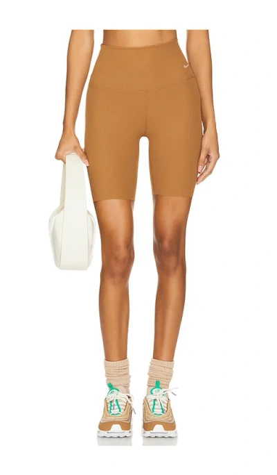 Nike Zenvy Biker Short In British Tan & Black