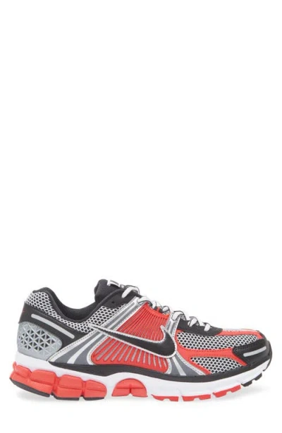 Nike Zoom Vomero 5 Sneaker In Black/metallic Silver/red