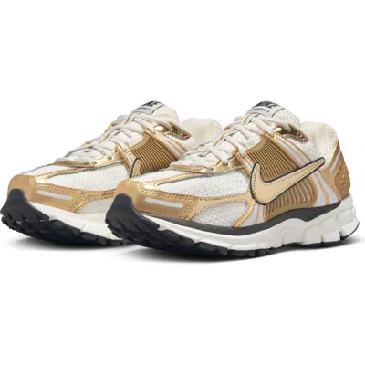 Nike Zoom Vomero 5 Sneaker In Gold