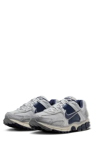 Nike Zoom Vomero 5 Sneaker In Grey