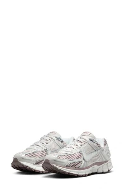 Nike Zoom Vomero 5 Sneaker In Vast Grey/metallic Silver/platinum Violet