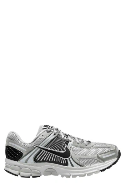 Nike Zoom Vomero 5 Sneaker In White/black/platinum Tint/metallic Platinum