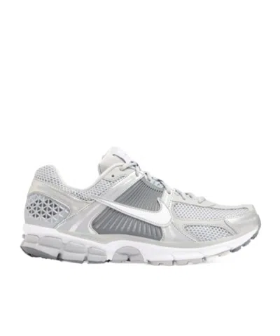 Nike Zoom Vomero 5 Suede Sneakers In Light Gray And White In Grey