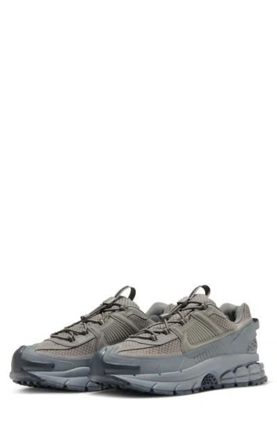 Nike Zoom Vomero Roam Winterized Sneaker In Gray